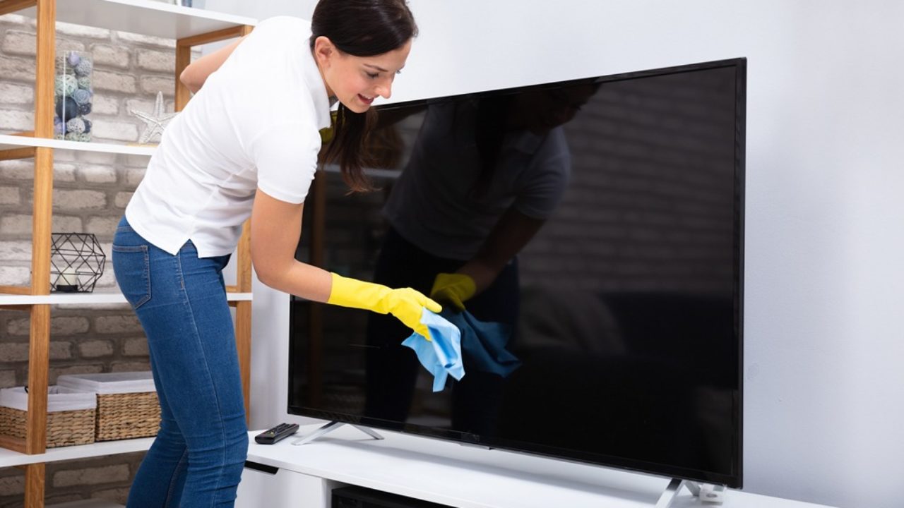 Comment nettoyer l'écran d'un téléviseur LCD ou OLED à la maison pour le débarrasser de la poussière, des traces et des taches de graisse ?